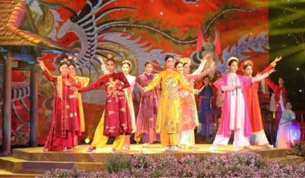Les valeurs culturelles traditionnelles brillent au Festival « ao dai » de Huê