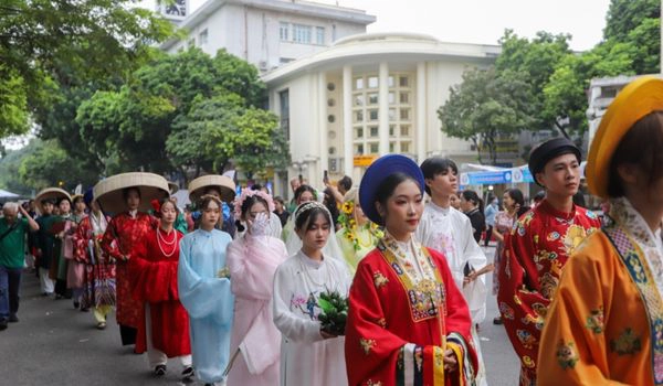 Festival des anciens costumes vietnamiens à Ha Noi